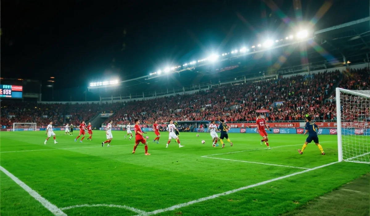 激烈足球比赛瞬间