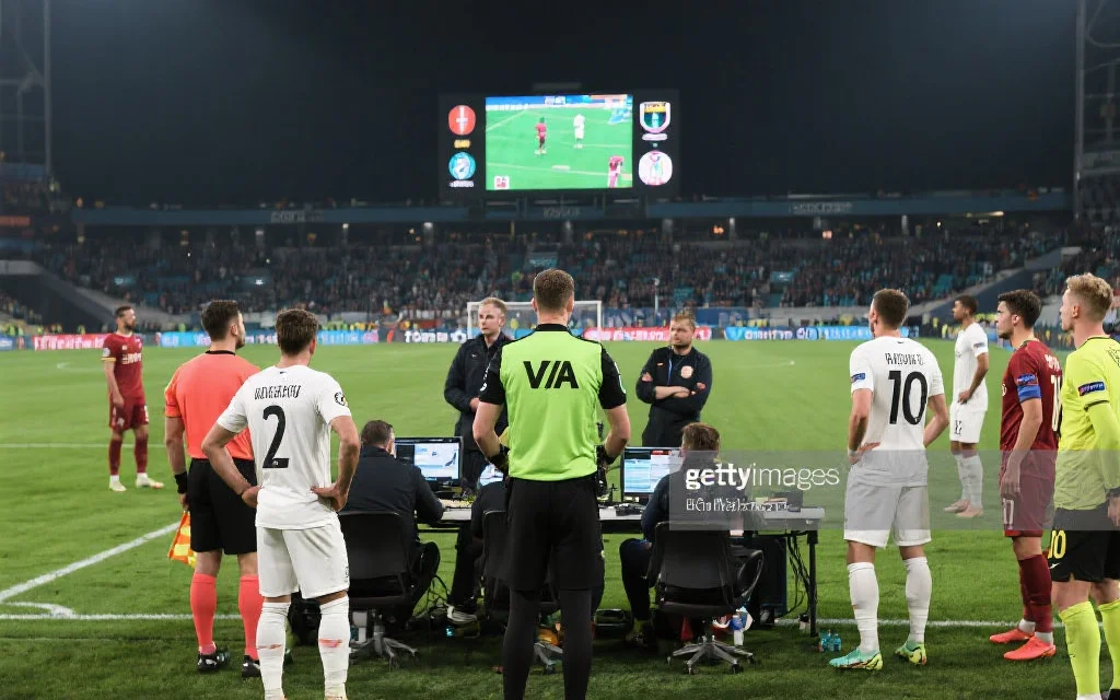 VAR与现代科技如何影响足球比赛的公平性：机遇与挑战并存