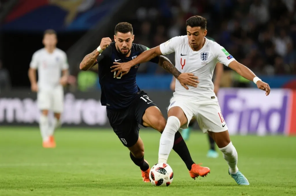 教练在场边指挥战术，球员专注神情